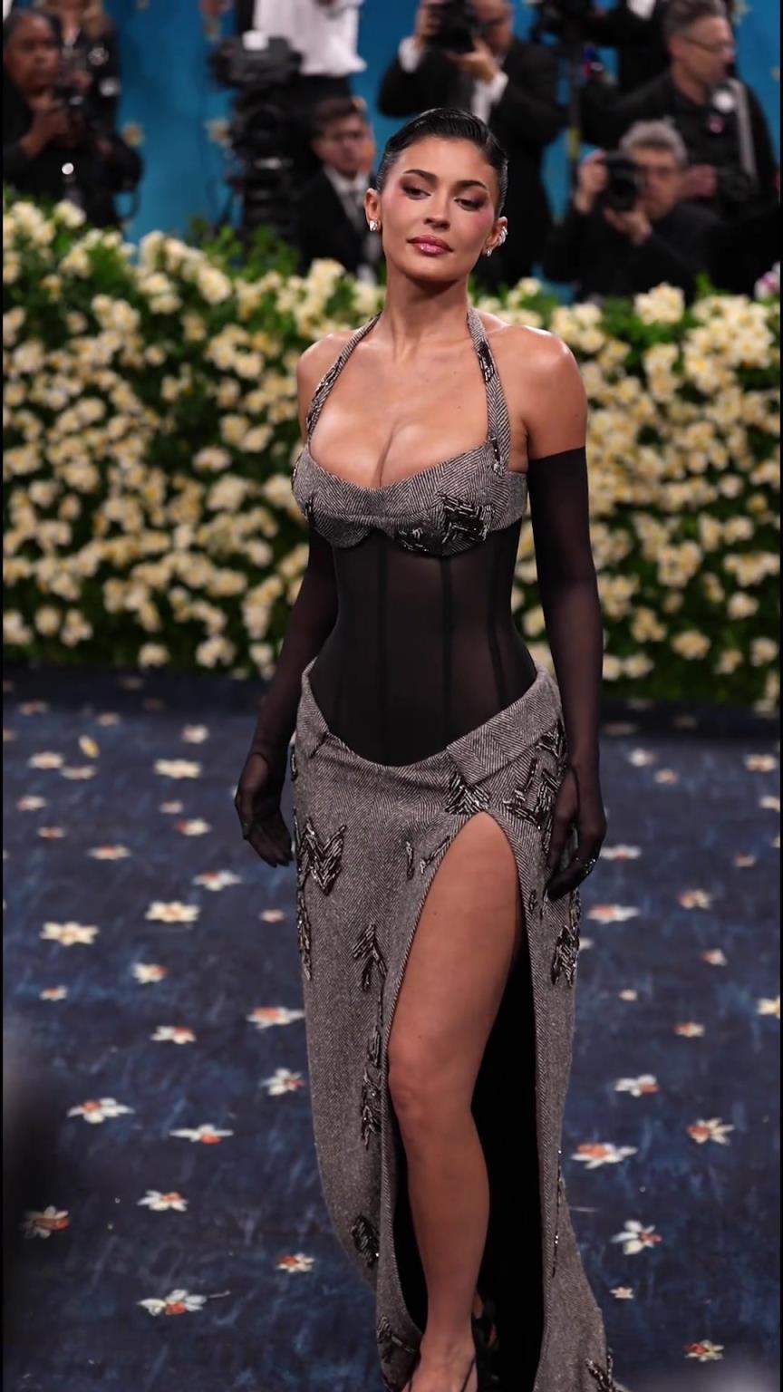 凱莉詹娜這身材姿色怎么沒找個NBA男友?不比姐姐差啊