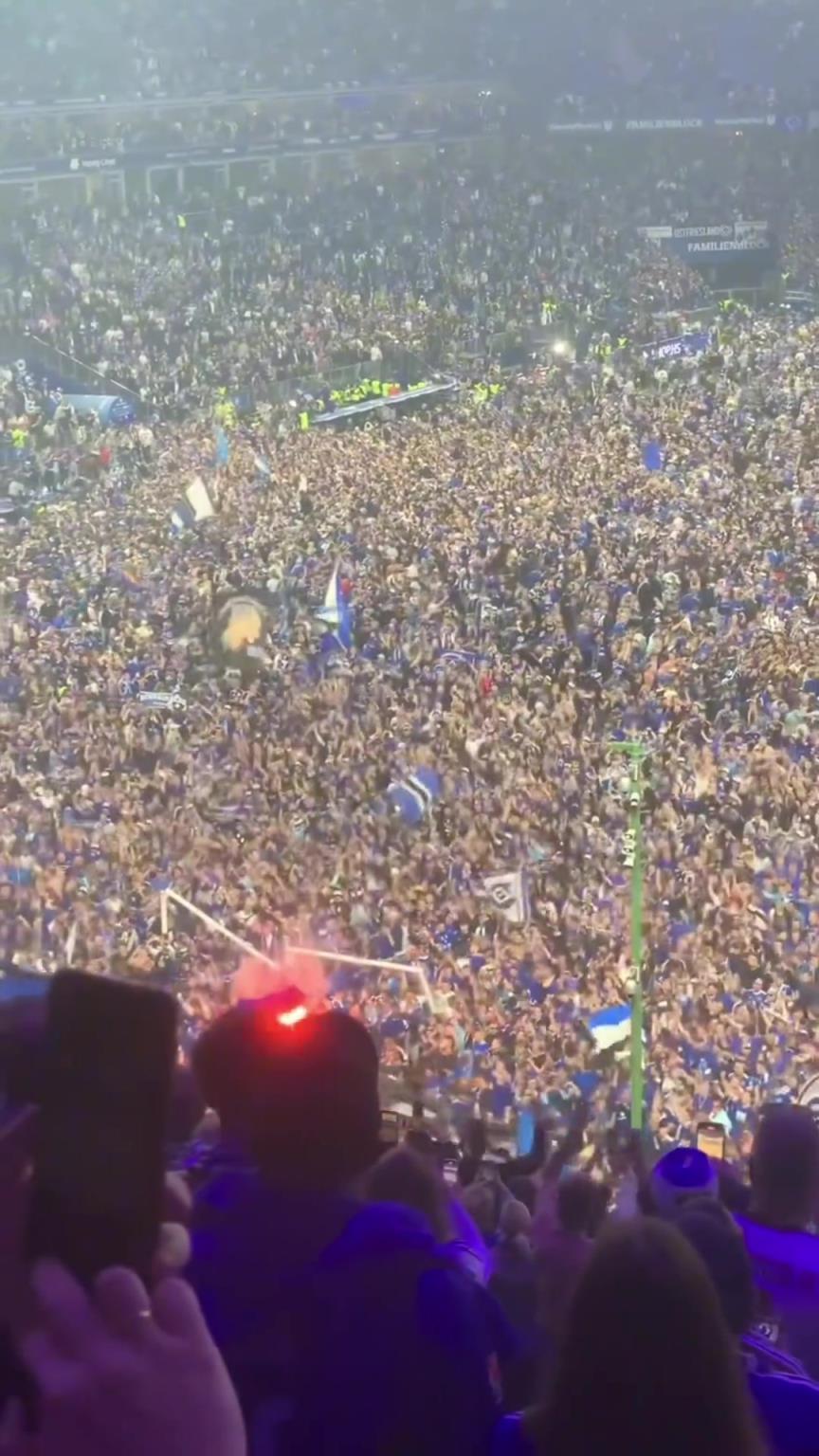 憋太久了！漢堡球迷涌入球場瘋狂慶祝，把球門都搖斷了