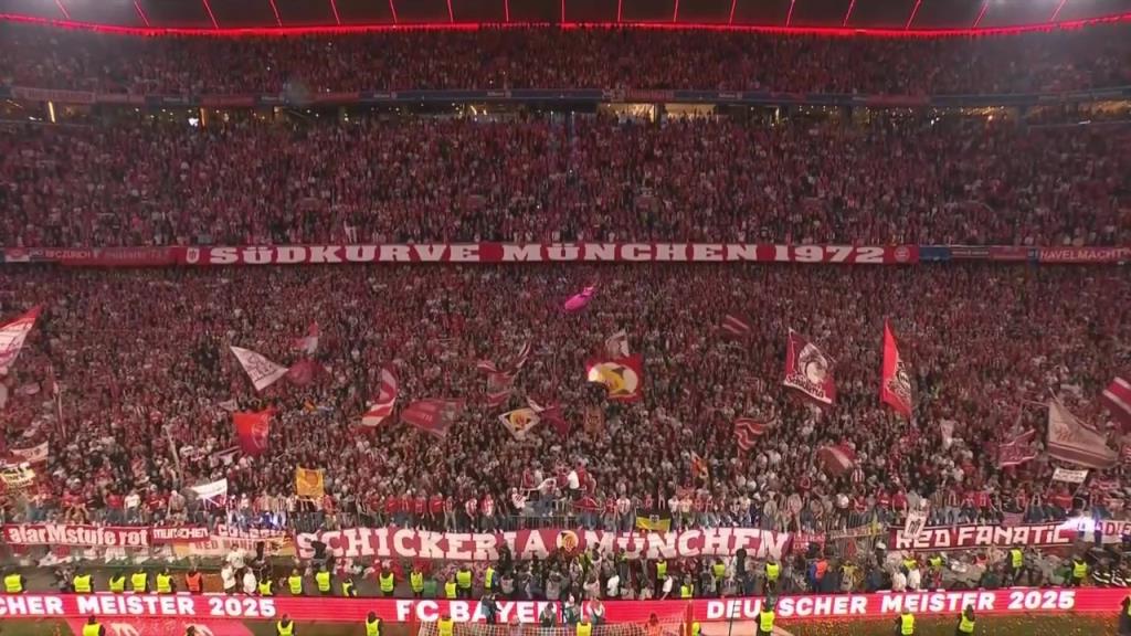 致謝拜仁死忠!穆勒爬上南看臺喊麥和球迷一起慶祝!