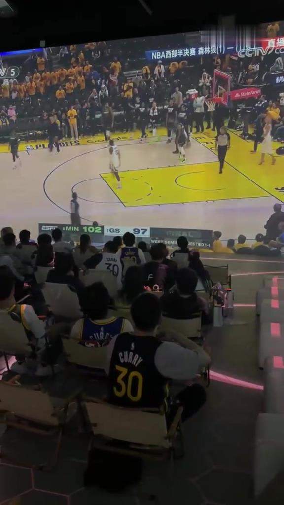 上海勇蜜組織線下看半決賽 當比賽結束時全場一片寂靜.