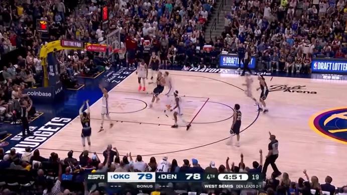 有點尷尬！掘金末節追分時刻，威少大空位三分出手，投了記大過橋