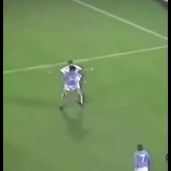 足球簡直就像他的玩具一樣!馬拉多納的比賽簡直就是藝術!