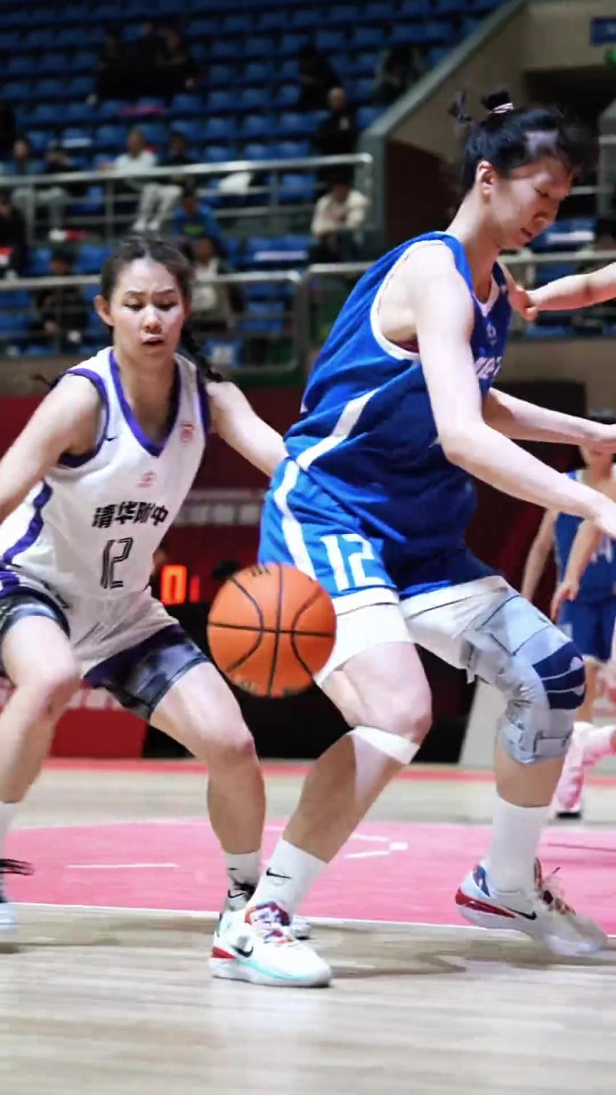 谁家双麻花辫姑娘抢断这么猛啊！