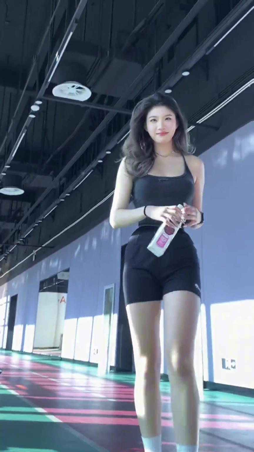 頂級腰臀比！這腰比肩還寬啊，國安女隊門將身材這么炸裂嘛