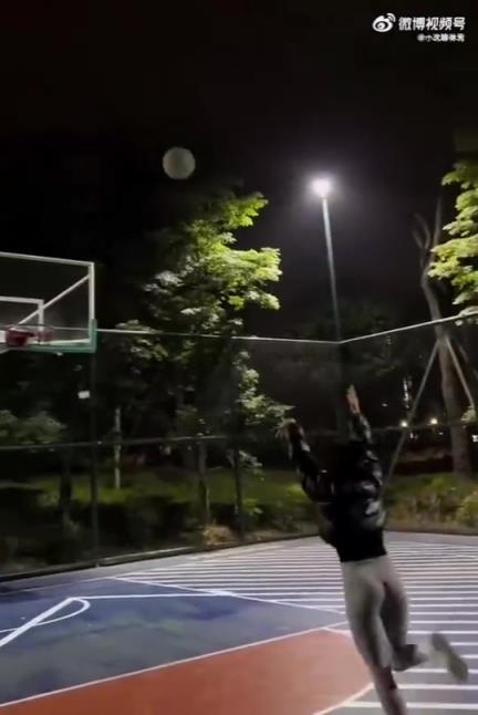 這腰臀比犯規了！籃球場驚現瑜伽褲神射手