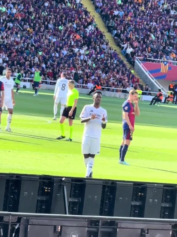 經典懟球迷?巴薩球迷喊西甲黑幕,維尼修斯對著巴薩看臺比劃15
