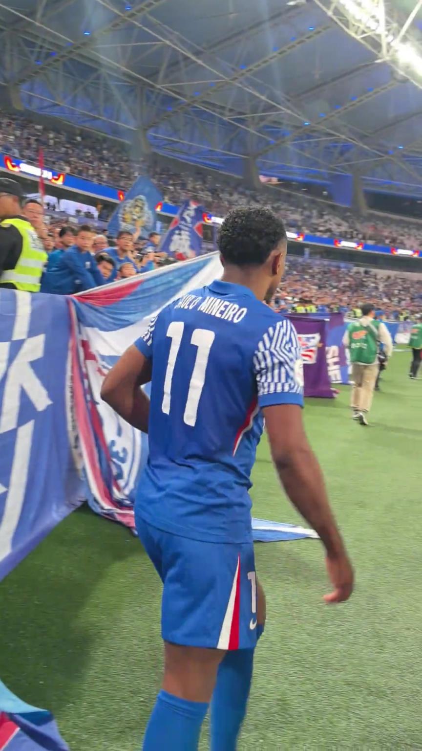 米內羅賽后和球迷們互動合影,慶祝時不斷“騷擾”陳晉一