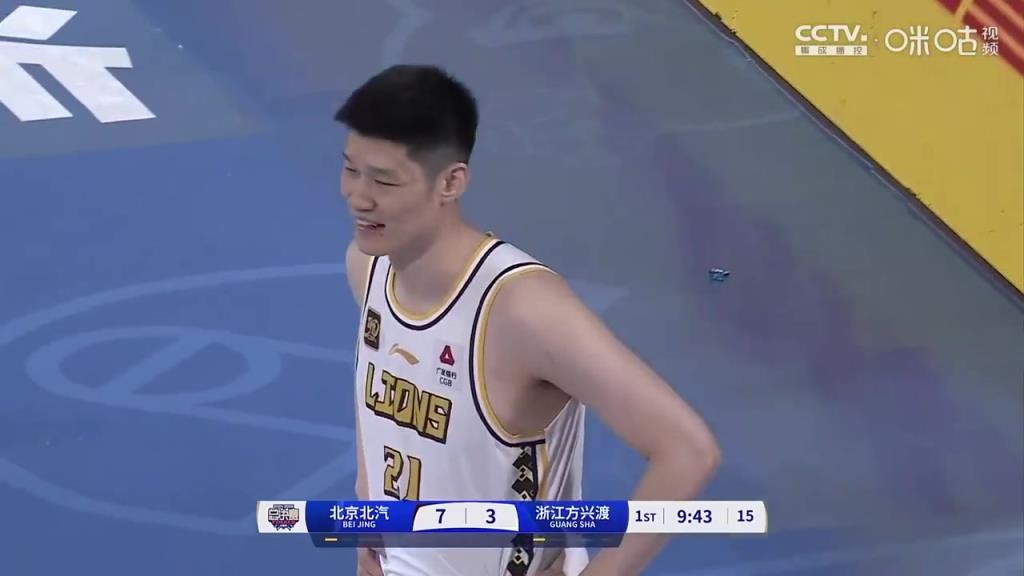 陷犯規麻煩！北京男籃開場連續打胡金秋，后者2分鐘2犯提前下場