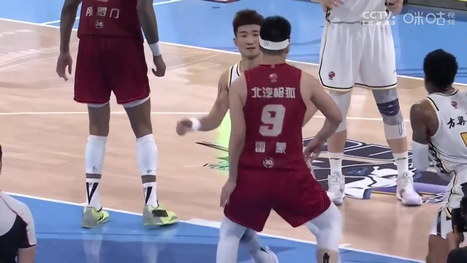 雷蒙頂防布朗，孫銘徽不滿反撞被吹進攻犯規&驚訝攤手表示不解！