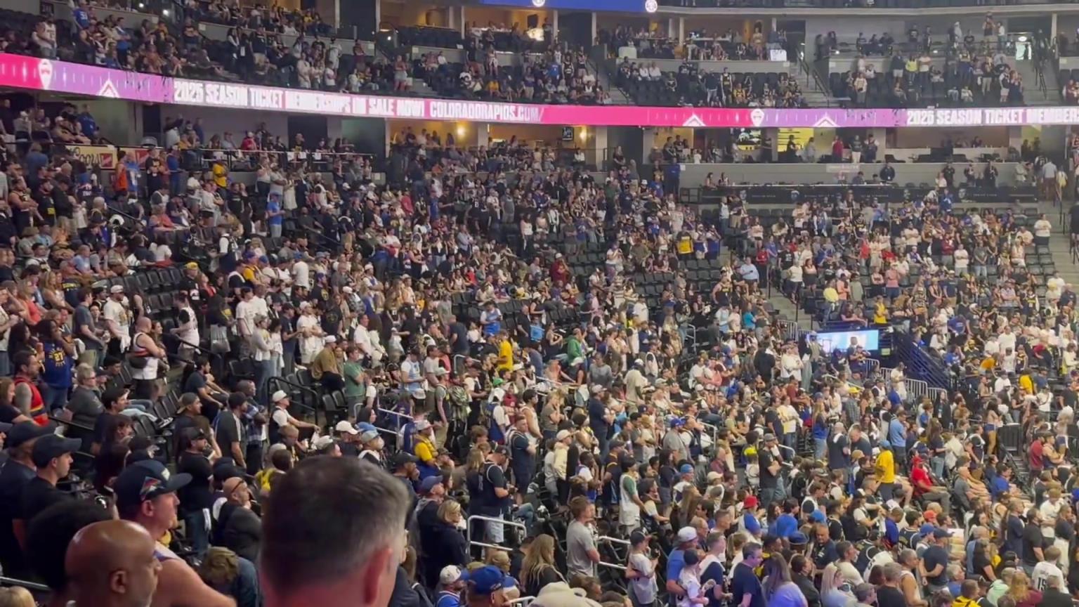 看不下去了！最后一分鐘掘金落后7分 主場球迷看不下去提前離場