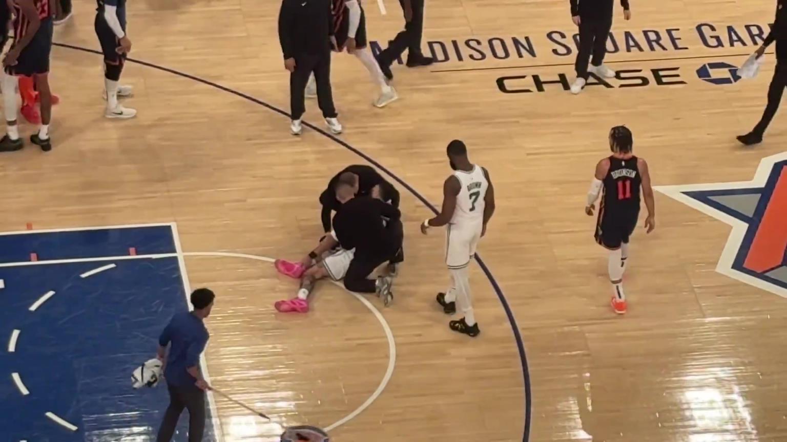 千萬別有事啊!塔圖姆無對抗痛苦倒地隨后被攙扶下場