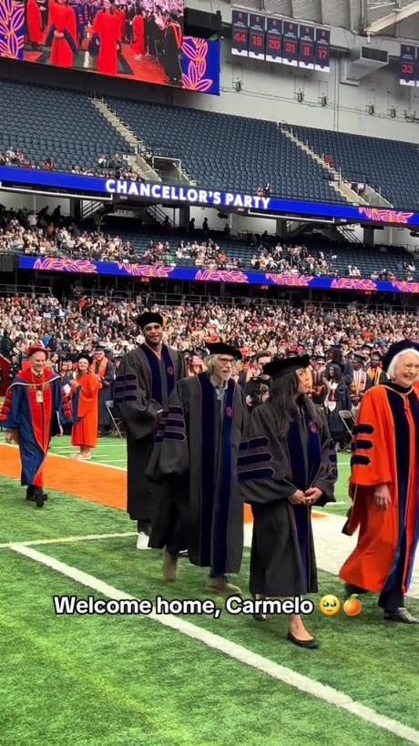社會我瓜哥人狠話不多，卡梅隆·安東尼重返雪城大學參加畢業典禮