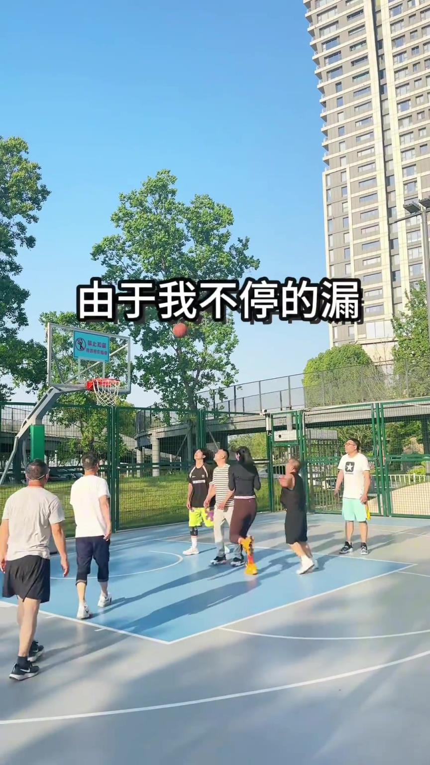 为什么女网红打球不穿篮球服❓