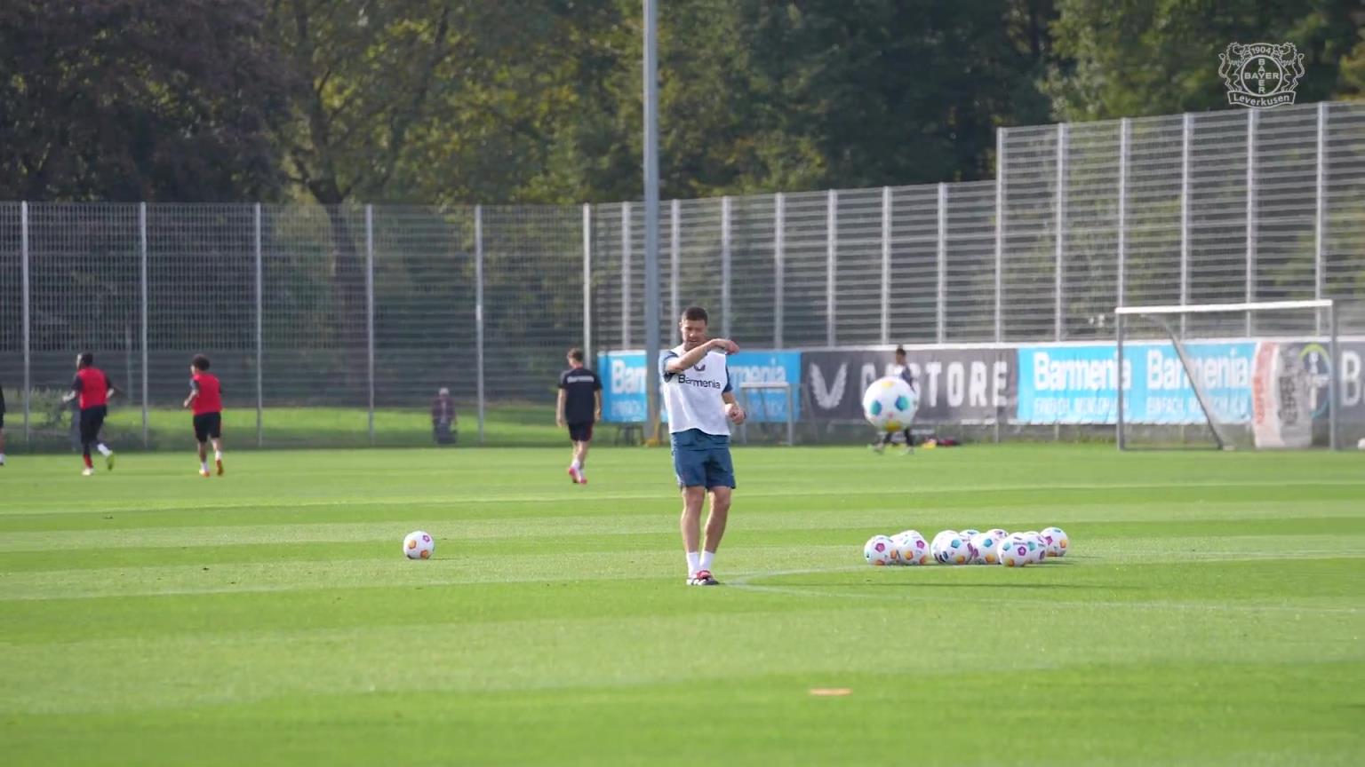 即將出任皇馬主帥!阿隆索這陪練腳法,屬實太有水平了!