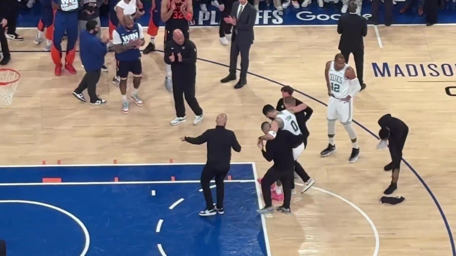 耐殺王真的倒下了塔圖姆無對抗倒地受傷,被工作人員攙扶離場