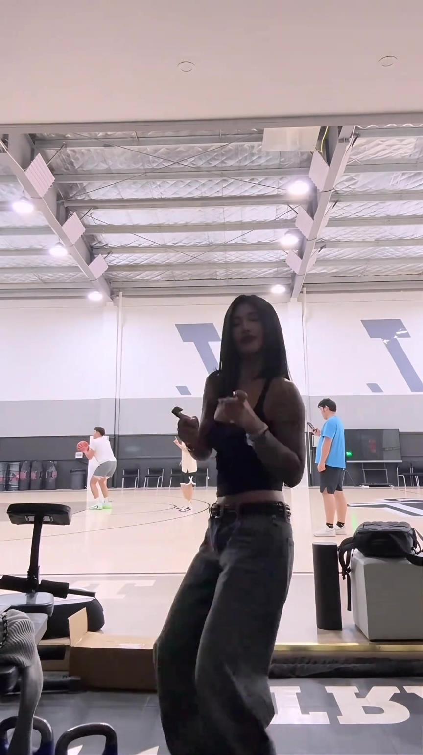 女友鏡頭前熱舞，可以看到后面訓(xùn)練的李添榮