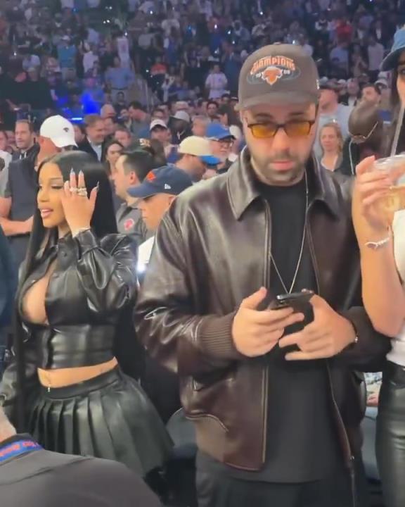 太哇塞了!詹娜現身尼克斯凱爾特人場邊,這顏值身材是真棒