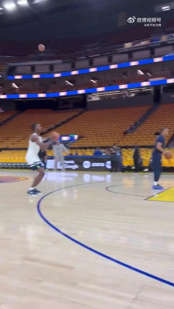 愛德華茲賽前訓練命中一記logoshot，隨后大喊庫里名字！