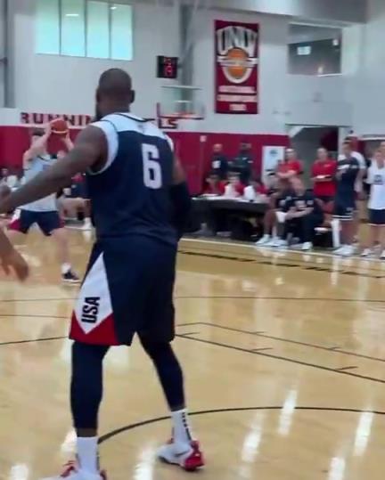 在獨行俠重聚?!去年美國男籃隊內訓練,濃眉大帽準狀元弗拉格!