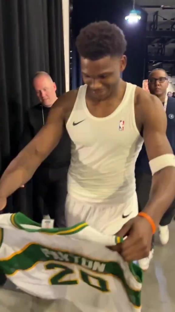 Respect！老佩顿赛后送给华子一件自己的超音速球衣