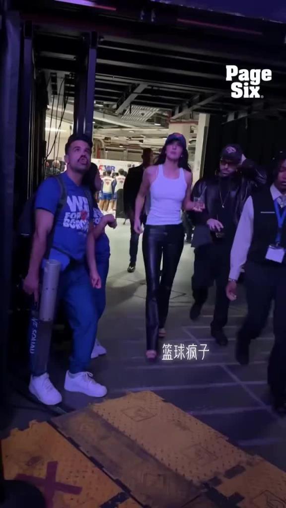 肯豆跟凱利今天都到現(xiàn)場觀戰(zhàn)尼克斯跟凱爾特人的比賽！