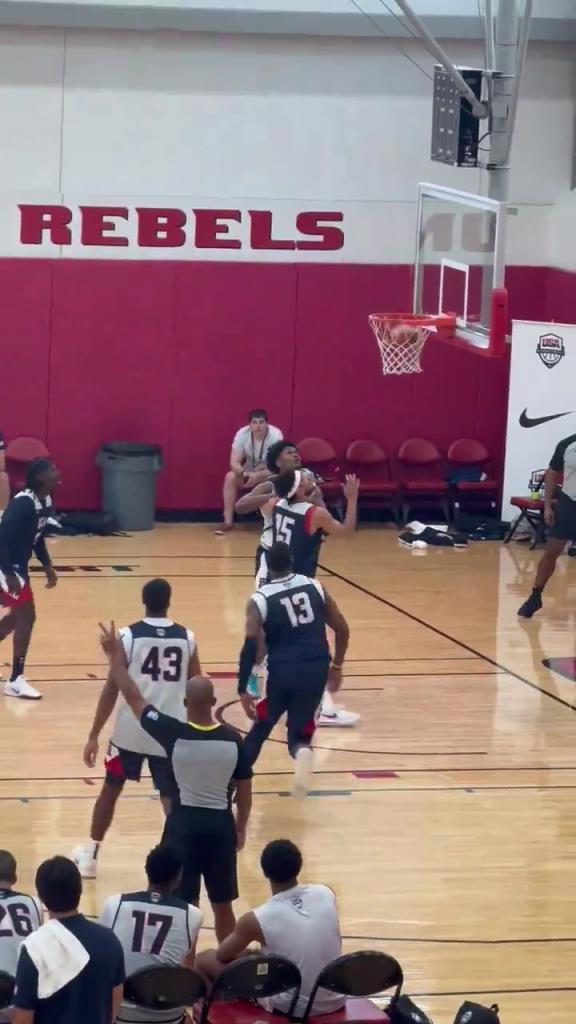 未來隊友?!弗拉格美國隊內訓練單挑迎射濃眉,隨后破壞濃眉進攻