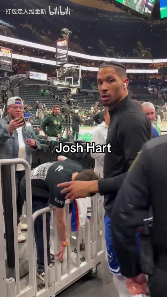 暖男!小球迷想找哈特簽名結(jié)果筆掉了,哈特重新回來給球迷簽名!