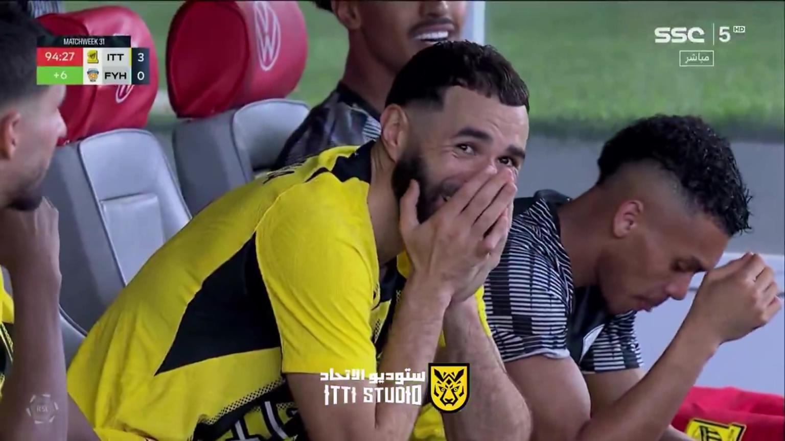 看到隊(duì)友開(kāi)出的最后一個(gè)角球,本澤馬在場(chǎng)邊繃不住了