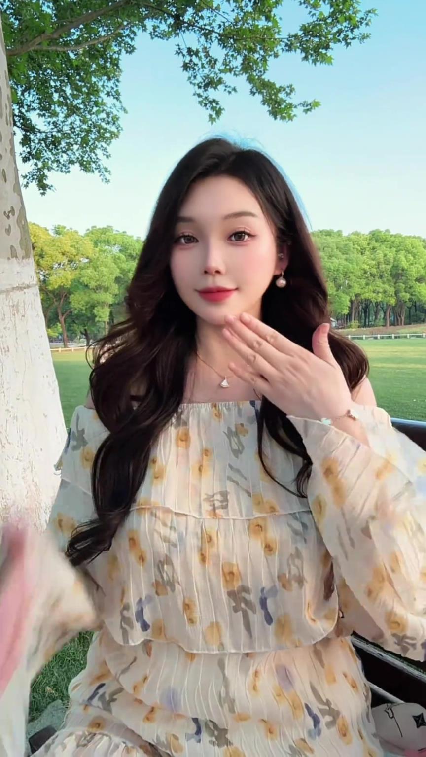 美女主播小太陽(yáng)跳手勢(shì)舞少女感十足 完全不像剛生完娃的樣子