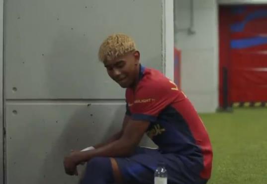 亞馬爾真的是小屁孩啊還在一旁玩丟水瓶,男孩的快樂(lè)如此簡(jiǎn)單