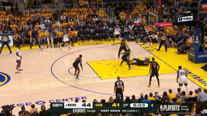 WWE動作?追夢疑似將迪文岑佐一把摟倒,但裁判沒有吹犯規(guī)!