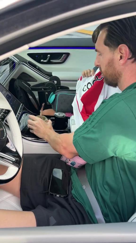 一位粉絲有幸見到帶全家出去玩的梅西,并拿著河床球衣要到簽名