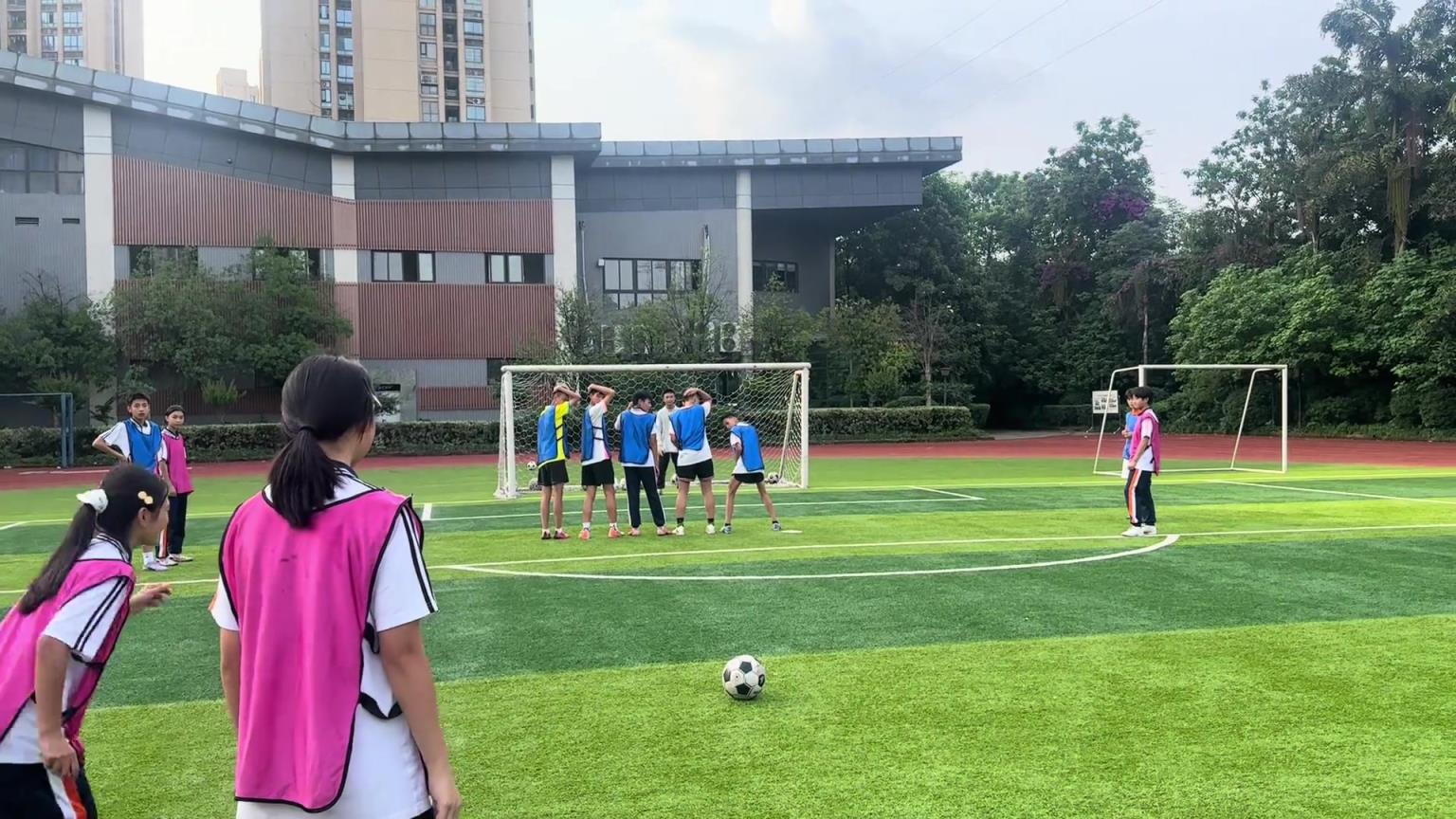 略顯生疏，但想象力拉滿！校園女足們的任意球戰術整懵男足