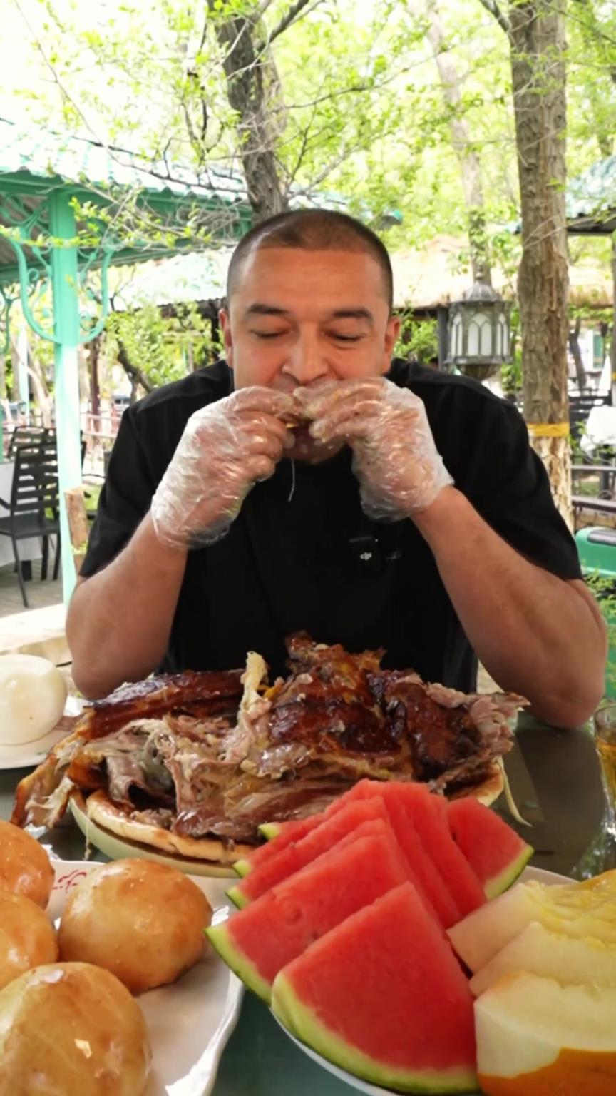 爽歪歪！西熱力江：回到新疆從現烤的烤全羊吃起！