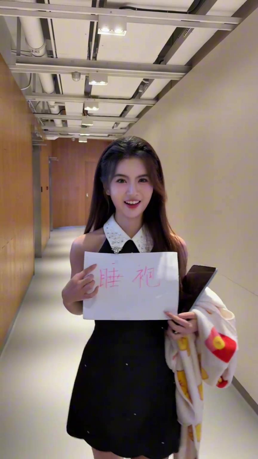 致敬皮爾斯！煉煉真的穿睡袍上班啦