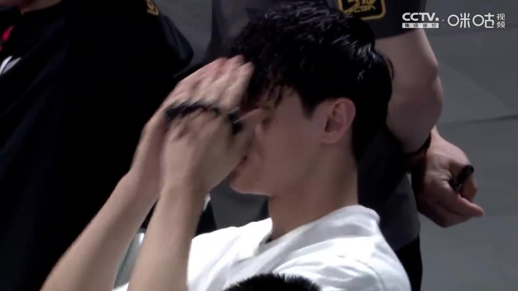 心急如焚看到球队早早落后20分，场下曾凡博无奈抱头……