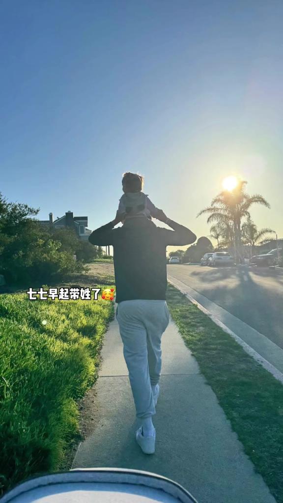 愜意的一天！早起的77開始遛娃了