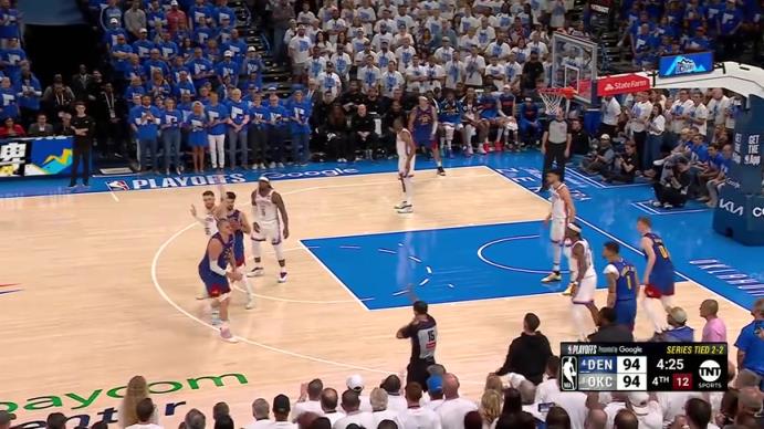 第四節關鍵時刻,約基奇突然對哈滕使出大回環,搏到兩次罰球