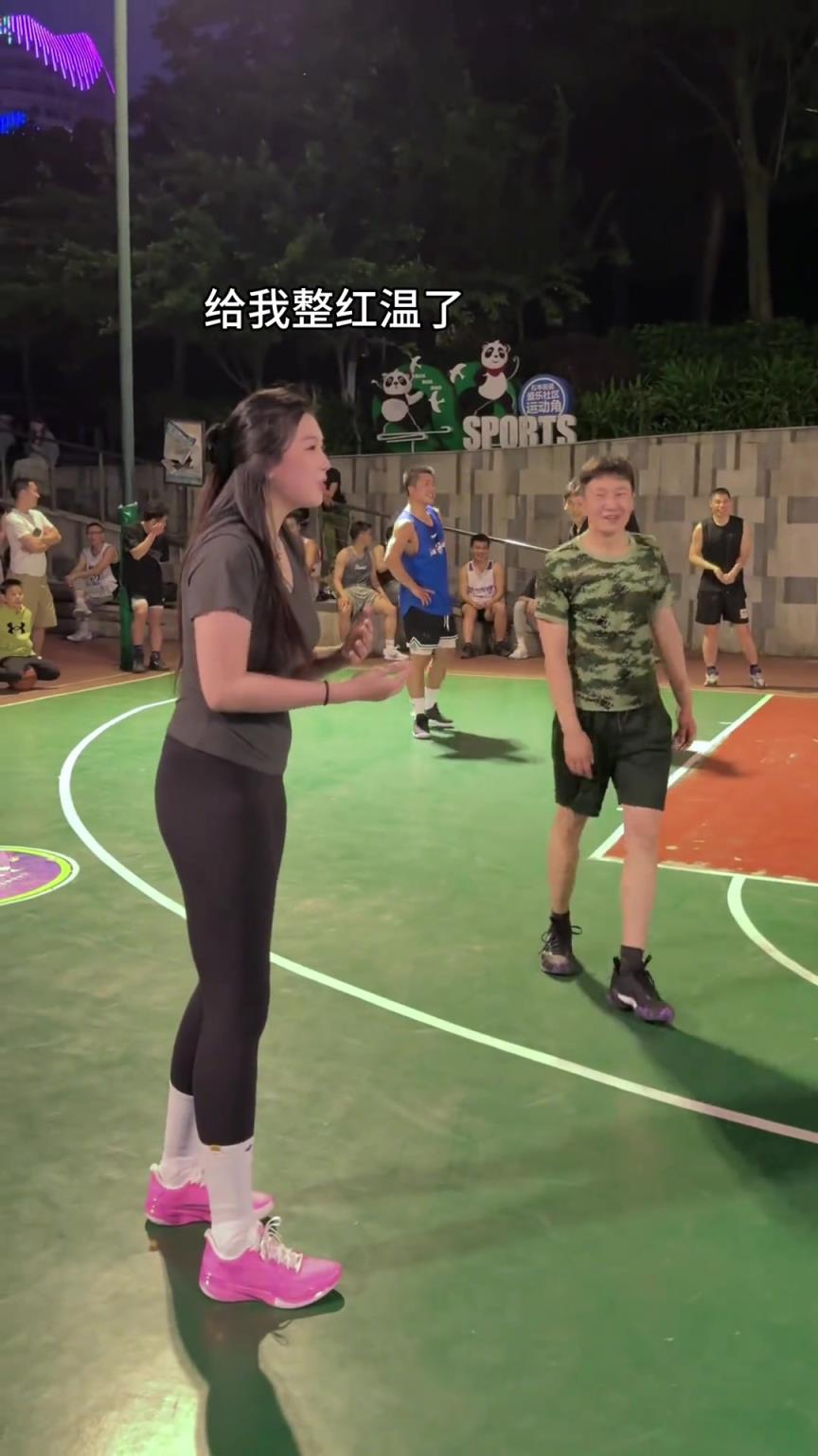 這是揩油還是進攻犯規(guī)哈！小伙子打球居然直接撞上國產卡戴珊肘姐