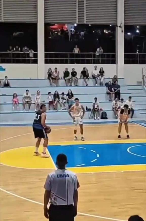 隊(duì)長(zhǎng)：出場(chǎng)球員不夠了，經(jīng)理：我在鉛球隊(duì)拉了一個(gè)