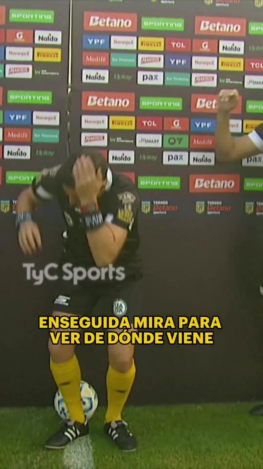 逆天！看臺(tái)球迷的煙花碎片差點(diǎn)把裁判砸出血了