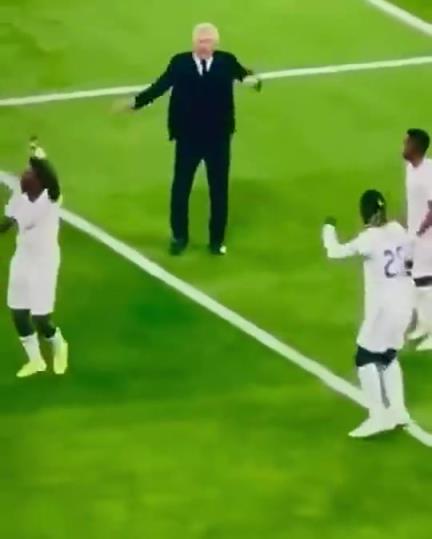 再無名場面了！當(dāng)面奪冠后安切洛曾加入跳舞大隊(duì)現(xiàn)場搖擺