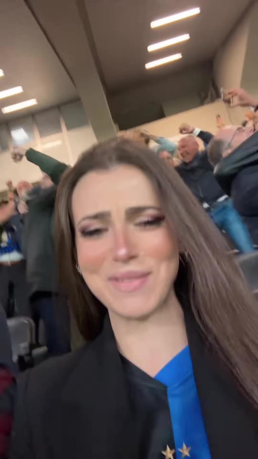 國米挺進歐冠決賽后,看臺上的女球迷激動到瘋狂咬嘴唇