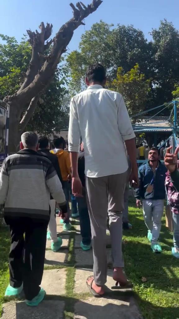 印度巨人!不知有沒打過球?已知黑衣男1米7求巨人身高?