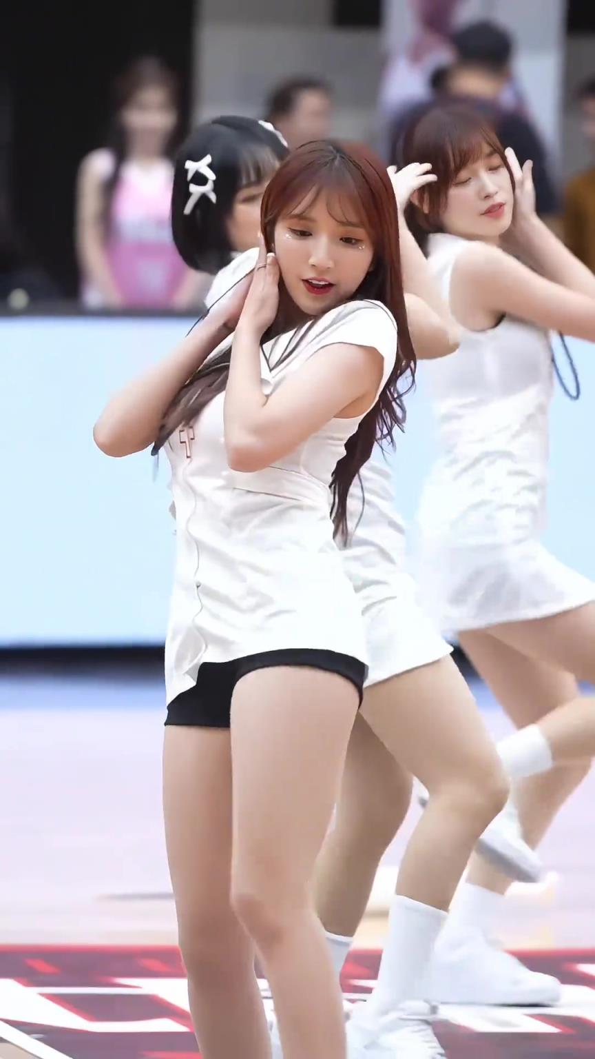 妹子！不但聲音嗲，舞跳的時(shí)候還挺勾魂！