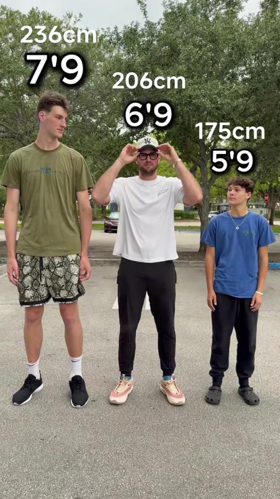 身高2米36的巨人第一視角 看2米06和1米75的有多矮？