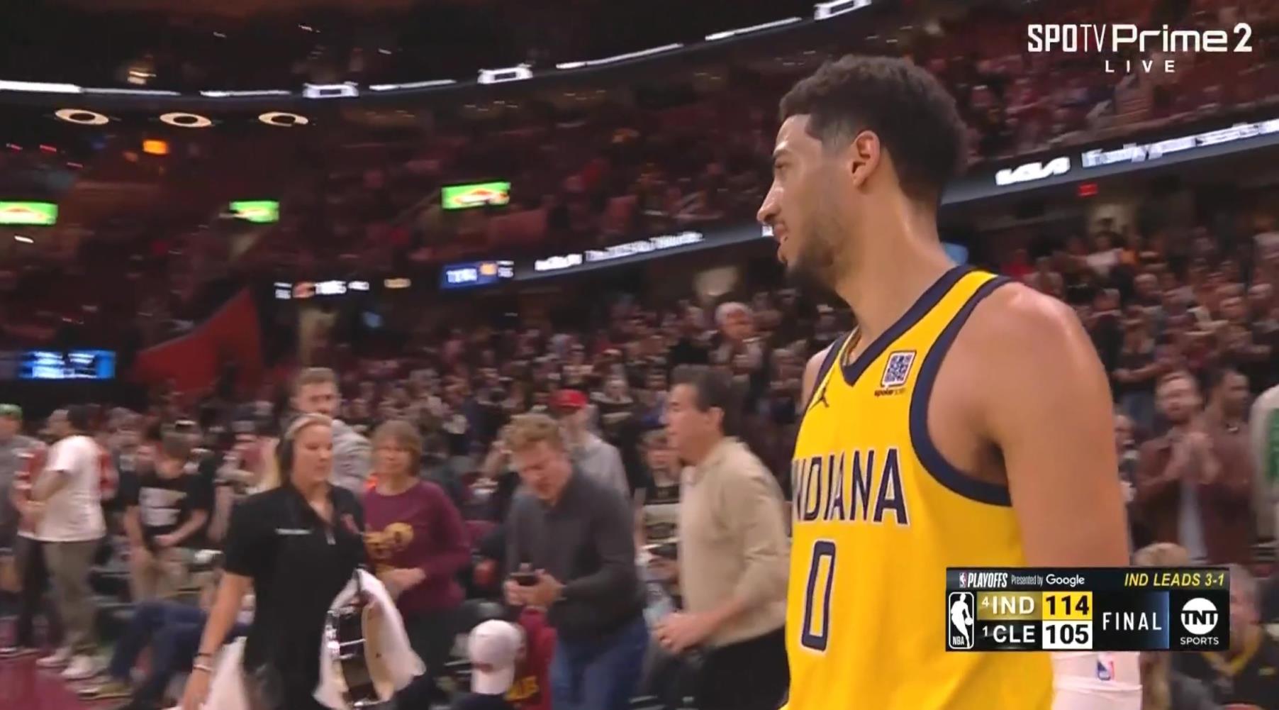 悲喜并不相通!米切爾賽后滿臉迷茫,哈利伯頓面帶笑容與隊友慶祝