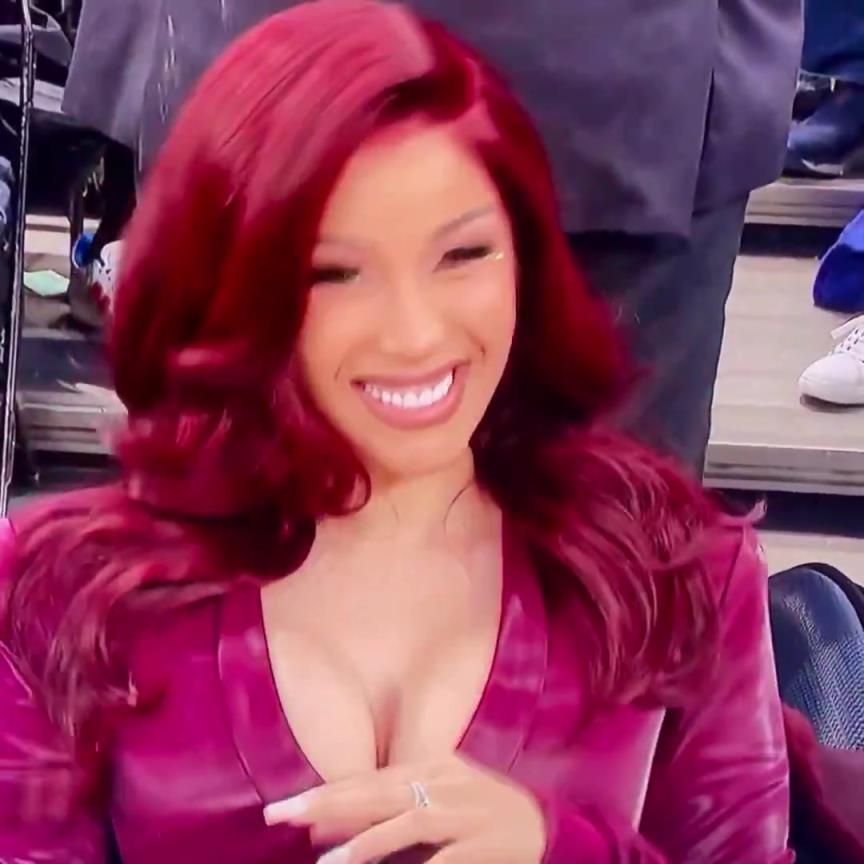 紅色!卡姐上次看球穿的這套更有味道的說