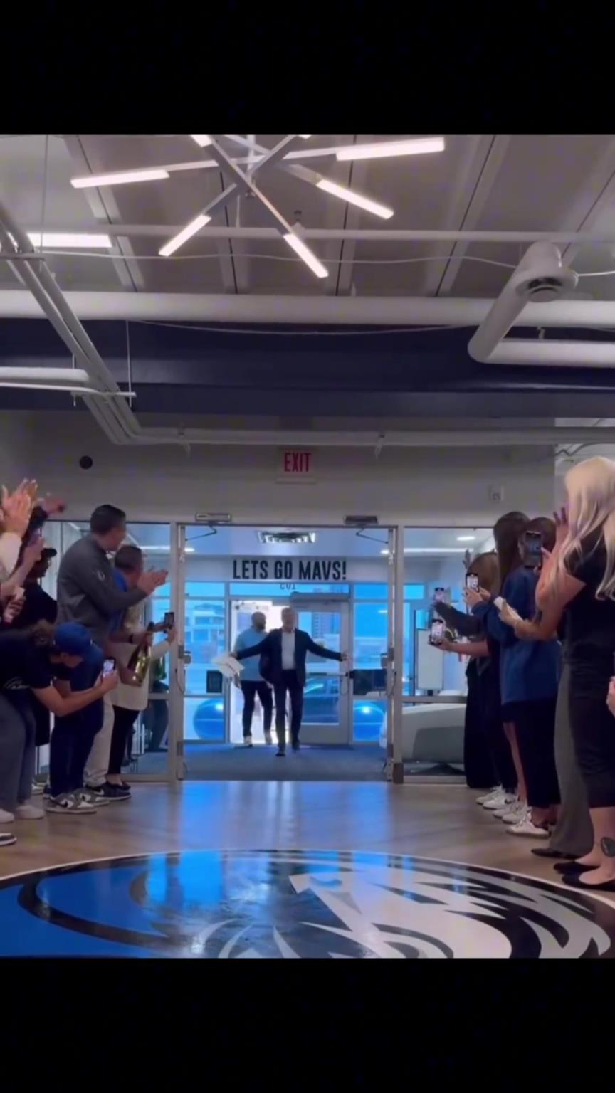 凱旋，獨(dú)行俠CEO里克- 維爾茨 攜帶狀元簽返回獨(dú)行俠