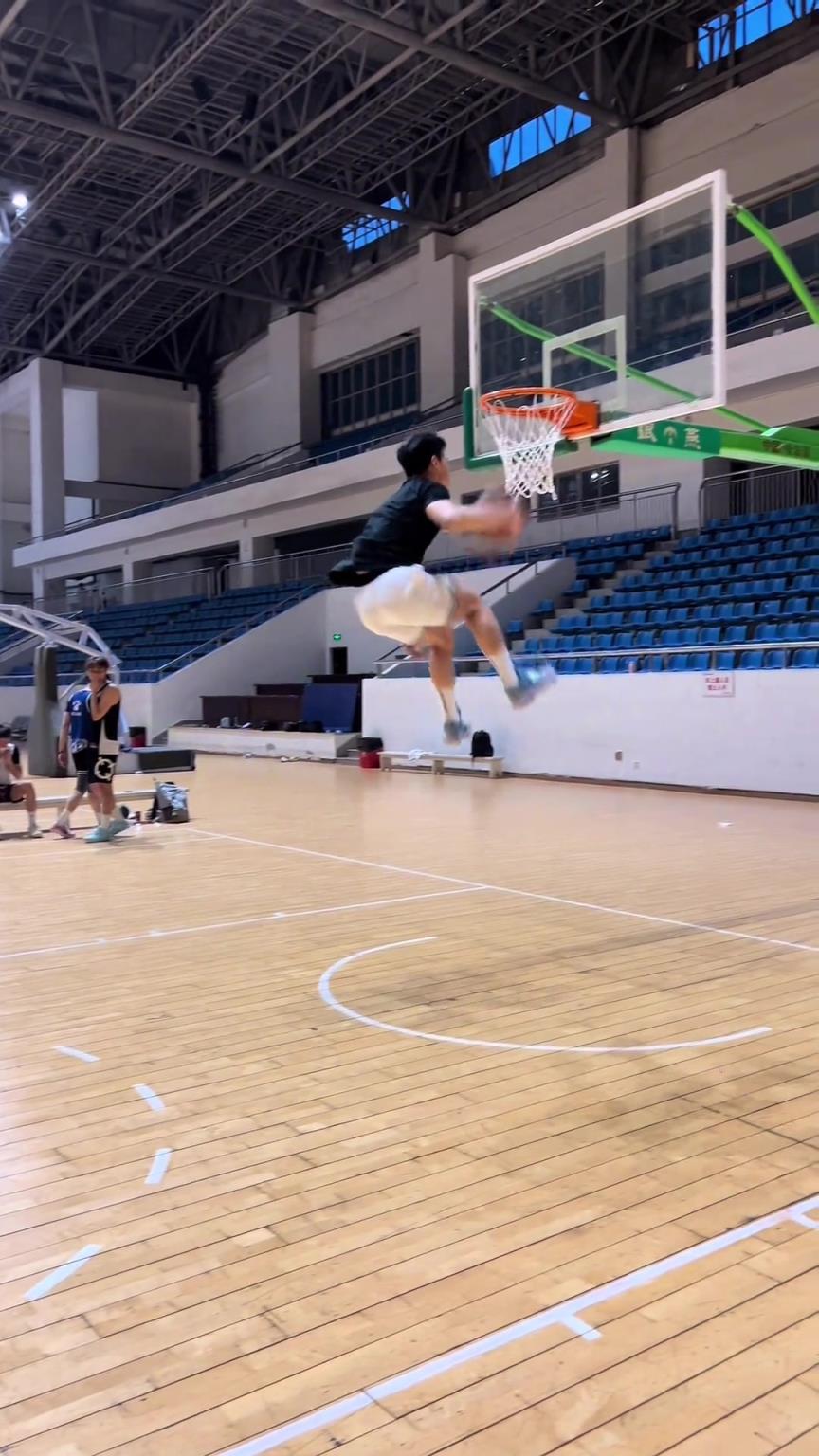 還有高手！民間扣將牛伯洋雙腿換手+罰球線扣籃！